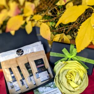 Coffret 4 Thés grand cru et Echarpe en soie artisanale teinture végétale