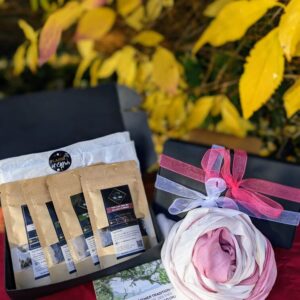 Coffret 4 Thés grand cru et Echarpe en soie artisanale teinture végétale